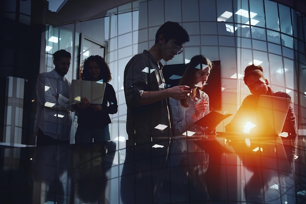 Hommes d'affaires qui travaillent ensemble au bureau avec un concept d'effet de connexion réseau de travail d'équipe et de partie