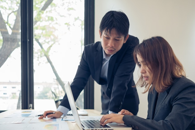 Hommes d&#39;affaires réunis sur le lieu de travail