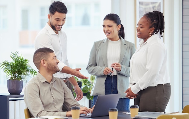 Des hommes d'affaires se rencontrent et rient avec un ordinateur portable au bureau pour la collaboration ou le renforcement de l'équipe dans la salle de réunion Groupe d'employés jeunes ou heureux sur la technologie dans une discussion amusante ou amicale sur le lieu de travail
