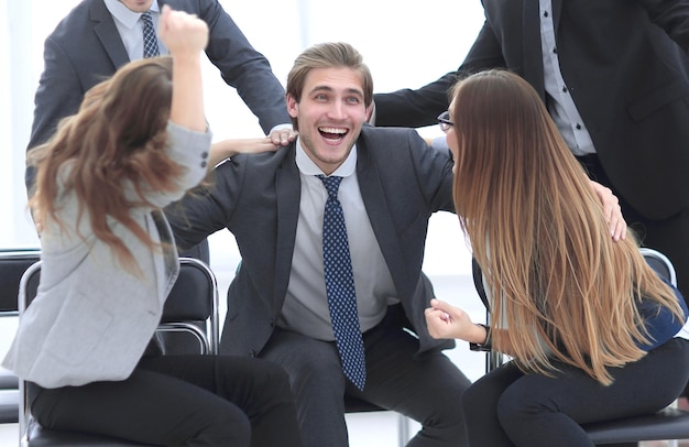 Les hommes d'affaires se saluent