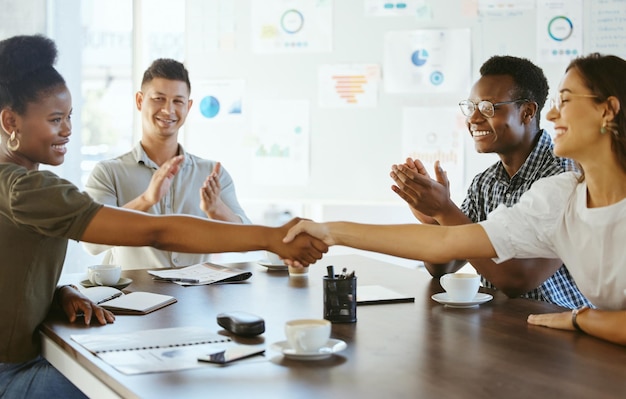 Les hommes d'affaires se serrent la main et se rencontrent avec des applaudissements pour l'embauche de travail d'équipe ou de traiter ensemble au bureau Les collègues du groupe ou les employés se serrent les mains pour l'accord de contrat ou le recrutement sur le lieu de travail