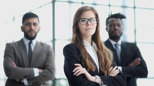 Les hommes d'affaires se tiennent devant l'immeuble de bureaux