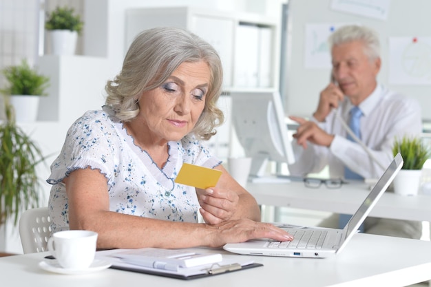 Hommes d'affaires seniors prospères travaillant ensemble