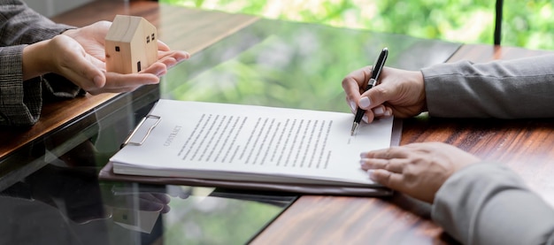Des hommes d'affaires signent un contrat avec un agent immobilier Concept de maison de conseil