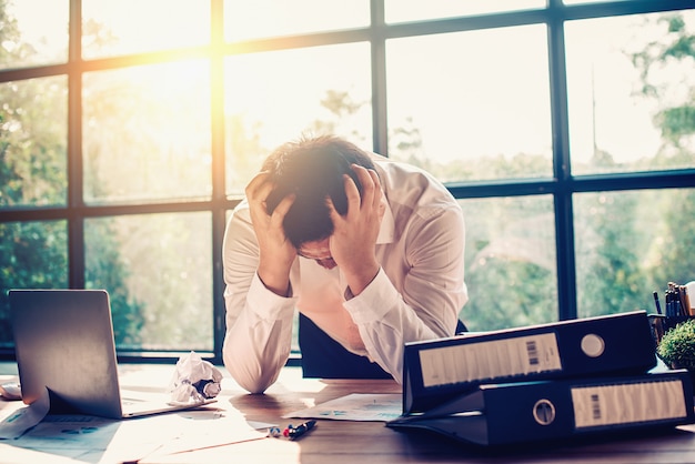 Les hommes d’affaires sont stressés par le travail au bureau.