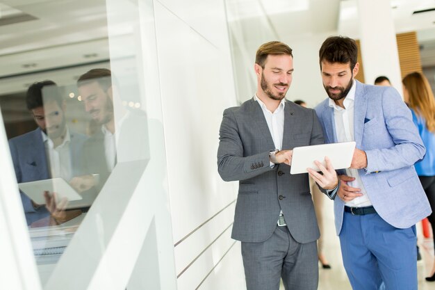 Hommes d&#39;affaires avec tablette