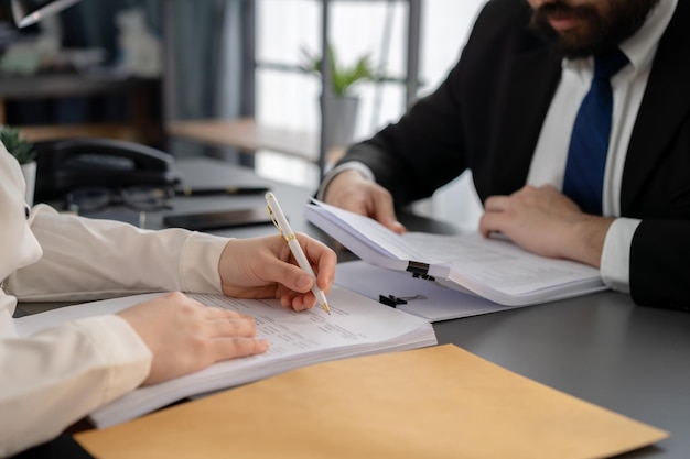 Hommes d'affaires travaillant au bureau sur des papiers d'entreprise officiels Équilibre