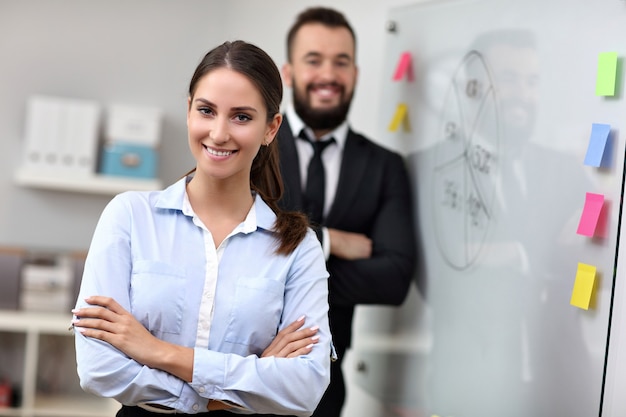 hommes d'affaires travaillant ensemble au bureau