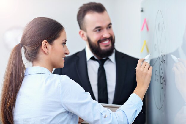 hommes d'affaires travaillant ensemble au bureau