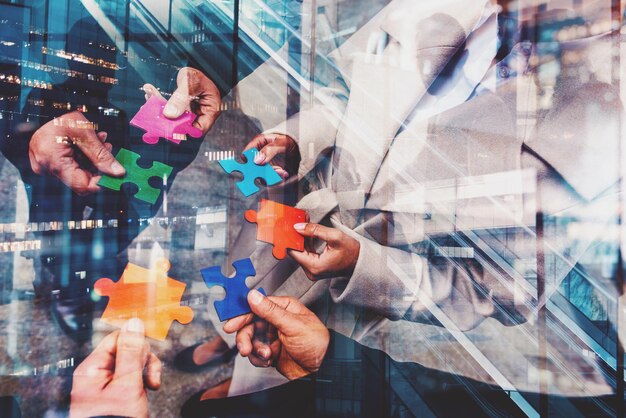 Photo hommes d'affaires travaillant ensemble pour construire un puzzle en tant que concept de partenariat et d'intégration de travail d'équipe