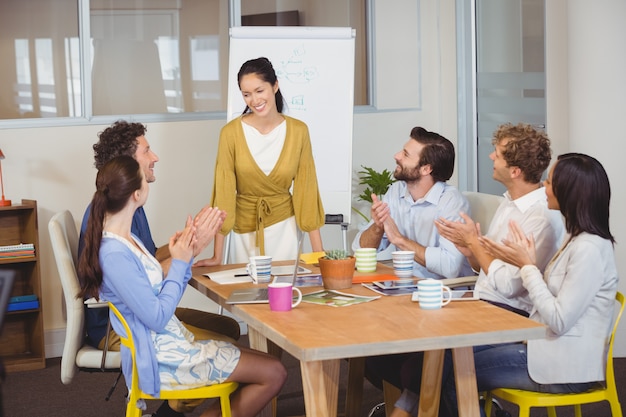 Hommes d'affaires travaillant ensemble