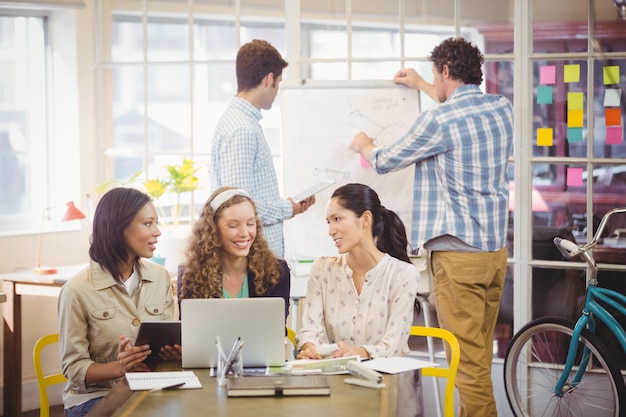 Hommes d'affaires travaillant ensemble