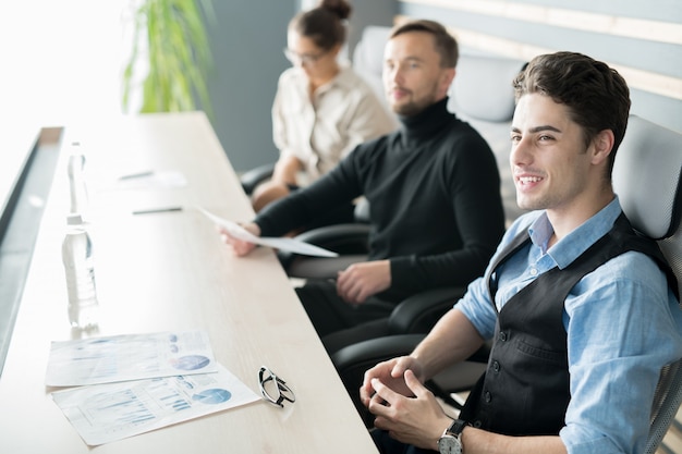 Hommes d'affaires travaillant en équipe