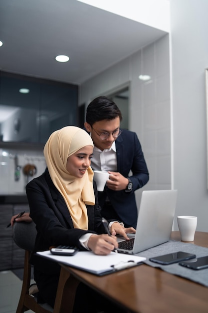 Des hommes d'affaires travaillant à leur bureau dans la cafétéria du bureau.
