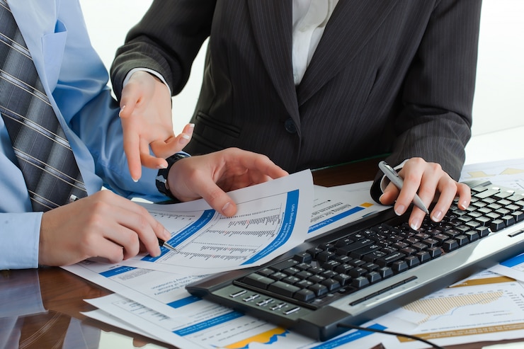 Photo les hommes d'affaires travaillent sur un projet d'entreprise.