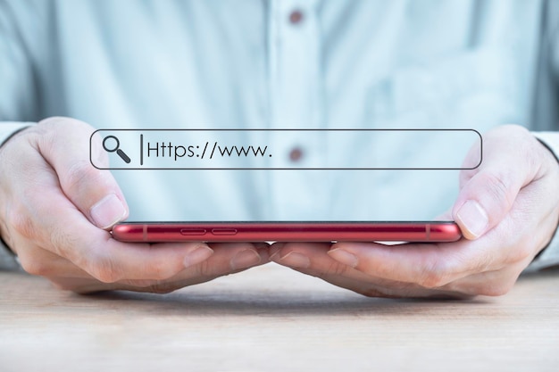 Photo les hommes d'affaires utilisent les smartphones pour la recherche de technologies de l'information et l'optimisation des moteurs de recherche