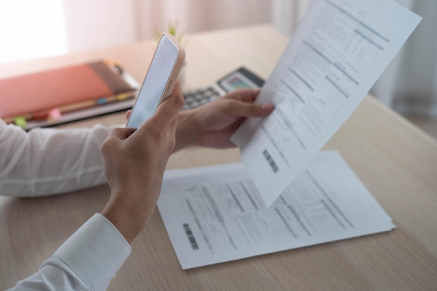 Les hommes d'affaires utilisent des téléphones portables pour scanner des codes-barres afin d'accéder aux informations comptables au sein de l'entreprise