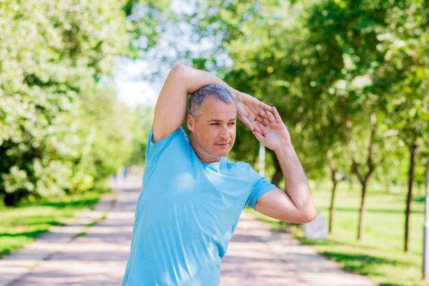 Hommes d&#39;âge mûr dans un parc de la ville