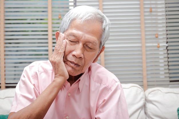 Les hommes âgés asiatiques ont mal aux dents