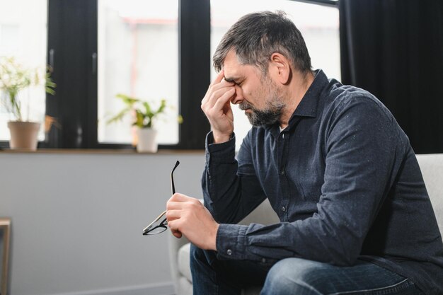 Hommes âgés avec maux de tête à l'intérieur