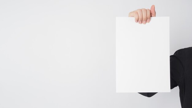 Les hommes asiatiques tiennent du papier vierge et portent une chemise noire sur fond blanc.