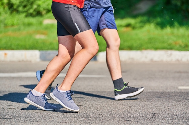 Hommes athlétiques jogging en tenue de sport sur route de la ville