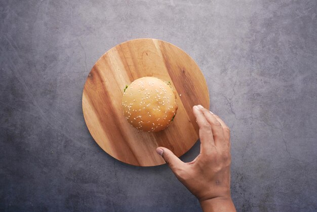 Hommes atteignant une vue de dessus de hamburger