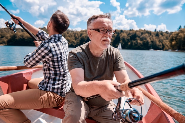 Hommes attendant le poisson et la morsure