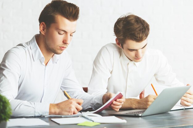 Hommes au bureau travaillant sur le projet