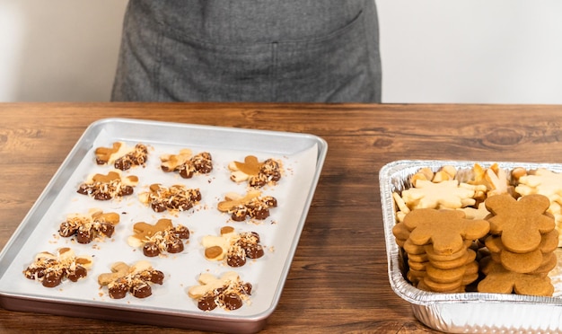 Des hommes au pain d'épice au chocolat avec de la noix de coco dorée grillée