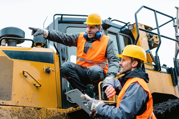 Hommes au travail