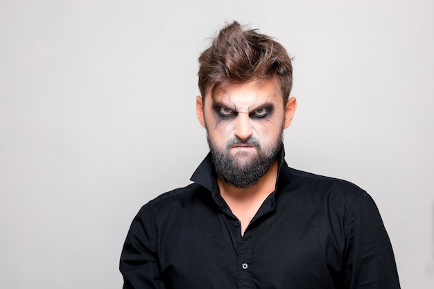 Les hommes barbus avec du maquillage pour Halloween regarde la caméra