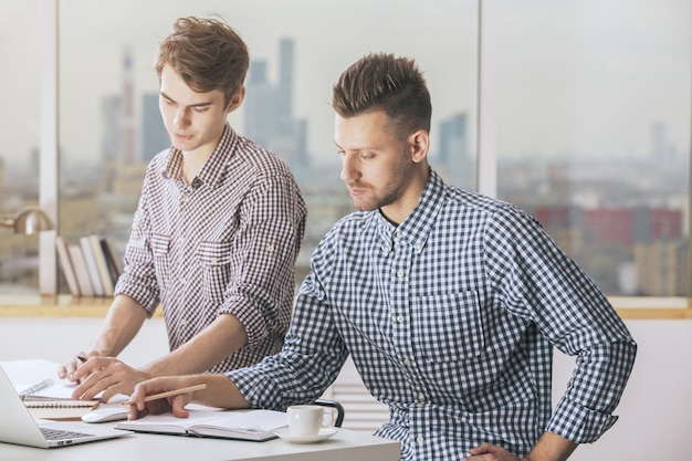 Hommes blancs travaillant sur le projet