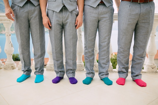 Hommes en chaussettes colorées photos de mariage drôles mariage