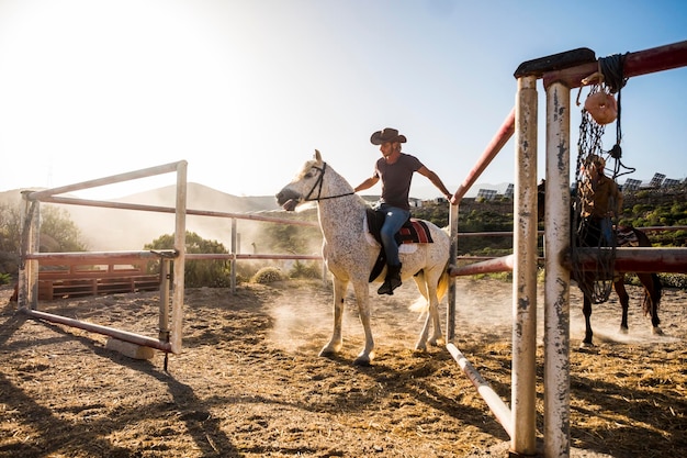 Des hommes à cheval sur le champ contre le ciel