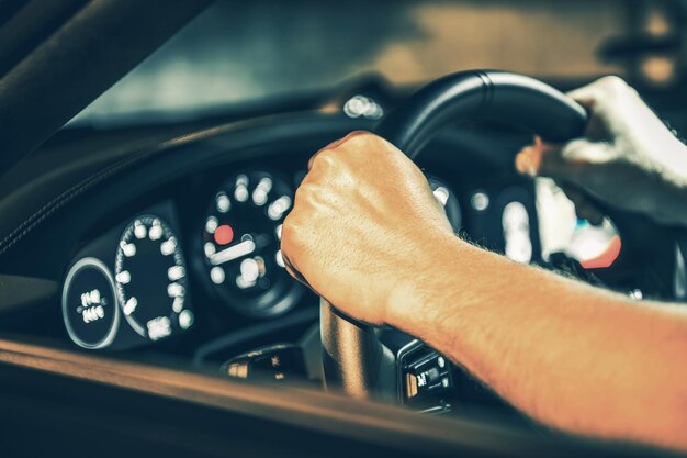 Photo hommes conduisant sa voiture exotique la nuit se bouchent