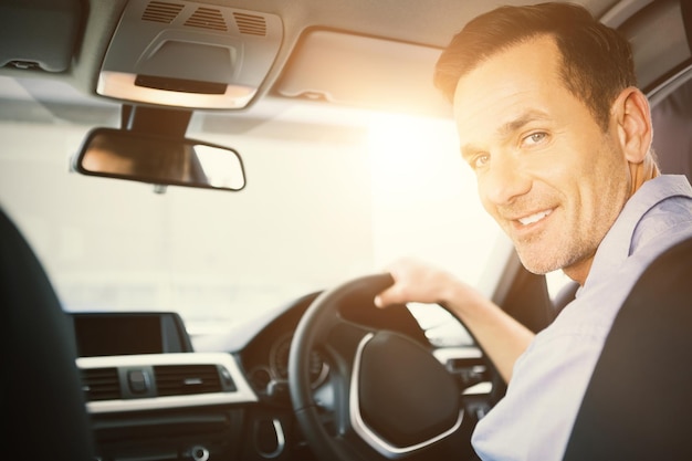 Hommes conduisant une voiture