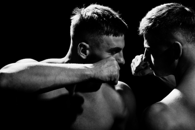 Les hommes de conflit combattent un homme en colère fort et la main de l'homme puissant avec des muscles