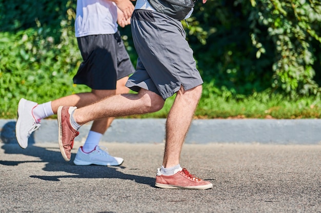 Hommes en cours d'exécution. Hommes de sport jogging en tenue de sport sur route de la ville