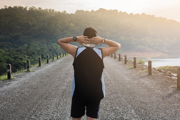 Les hommes debout dans la matinée avec une belle vue