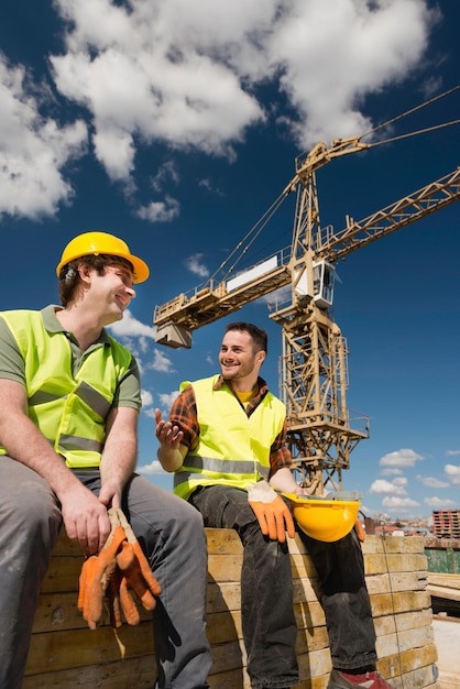 Des hommes du syndicat sur le chantier.