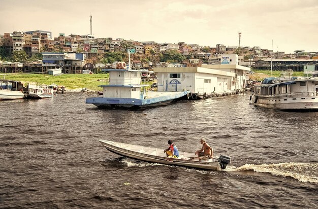 Hommes sur l'eau en bateau à moteur