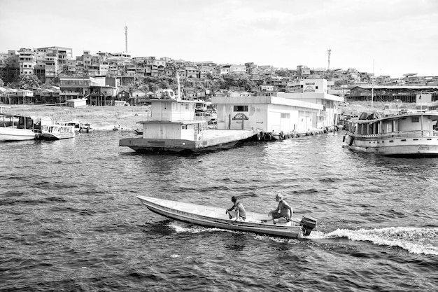 Hommes sur l'eau en bateau à moteur