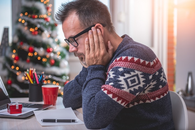 Hommes écrivant lettre de Noël