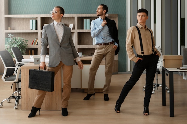 Photo hommes effectuant une danse vogue à l'intérieur