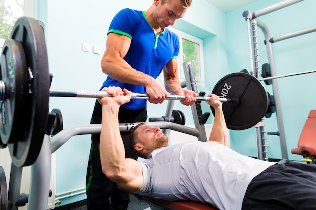 Hommes en entraînement sportif avec haltère pour fitness