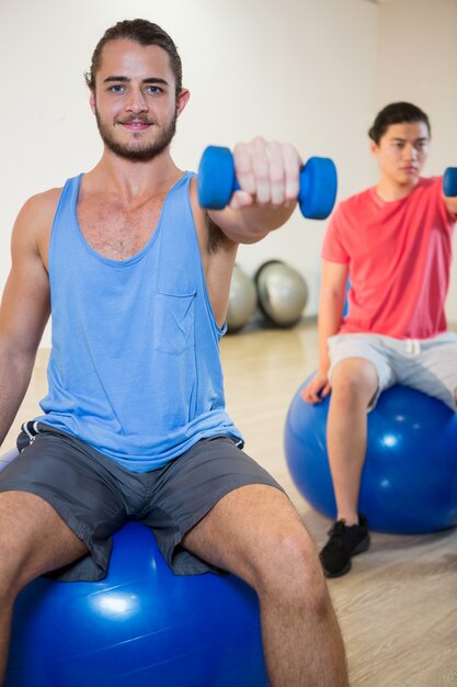 Hommes Exerçant Sur Ballon D'exercice