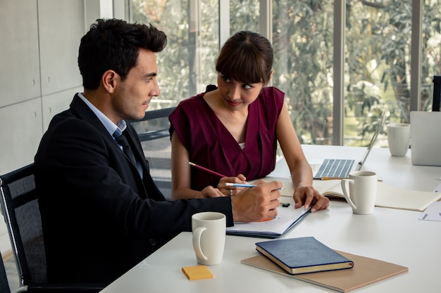 Des hommes et femmes d'affaires ont signé un accord commercial conjoint.