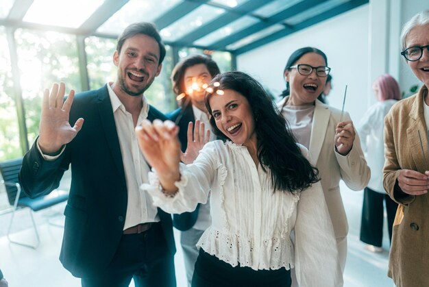 Des hommes et des femmes d'affaires organisent une fête d'entreprise.