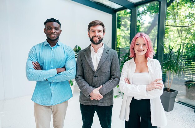 Photo des hommes et des femmes d'affaires organisent une fête d'entreprise.